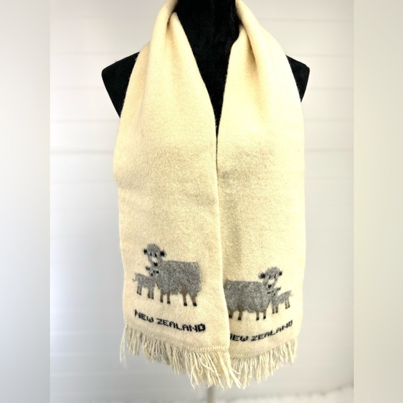 NEW ZEALAND 100% MERINO LAMBSWOOL! Ivory scarf with Mom & Baby Grey Sheep - Picture 2 of 6